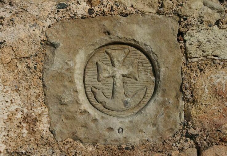 На руинах крепости Чембало. Христианский крест-якорь